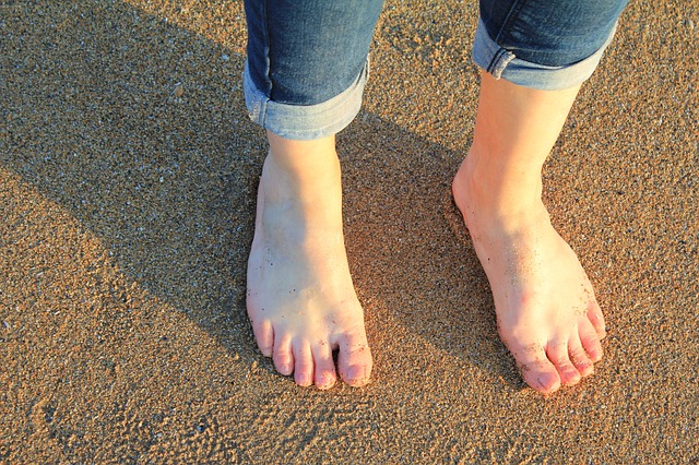 nohy na písku
