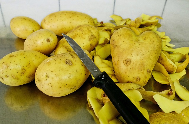 loupání brambor
