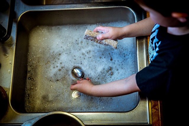 dítě při mytí nádobí.jpg